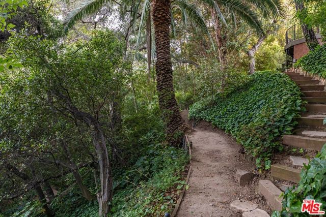 685 Elkins Road, Los Angeles, CA 90049