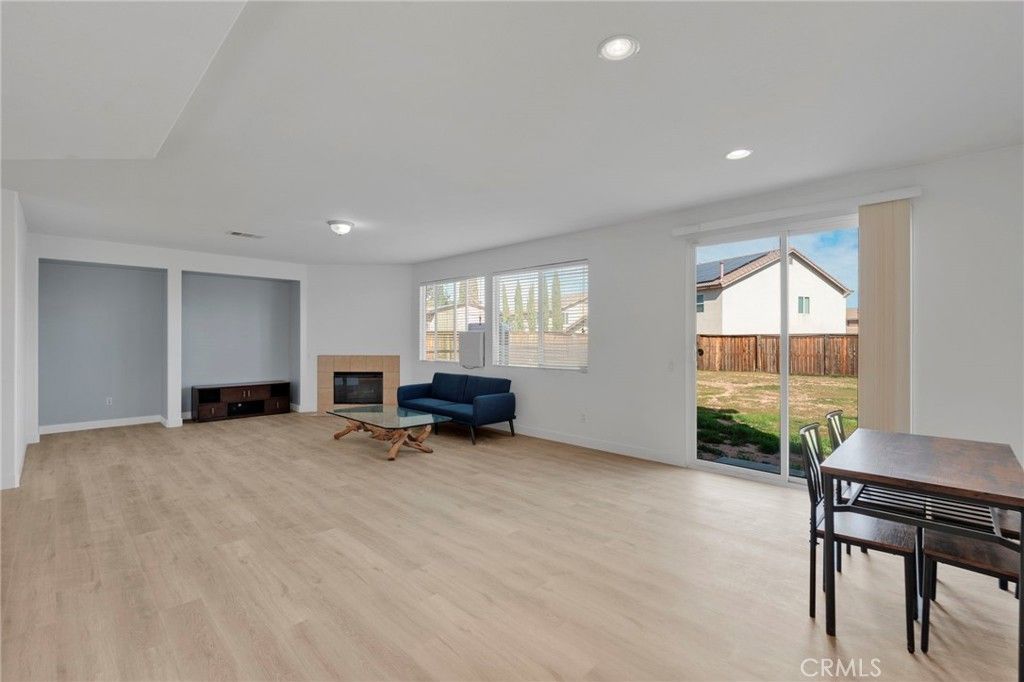 Image 10 of property listing at 13816 Grant Way, Oak Hills, CA 92344