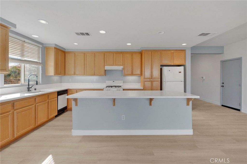 Image 11 of property listing at 13816 Grant Way, Oak Hills, CA 92344