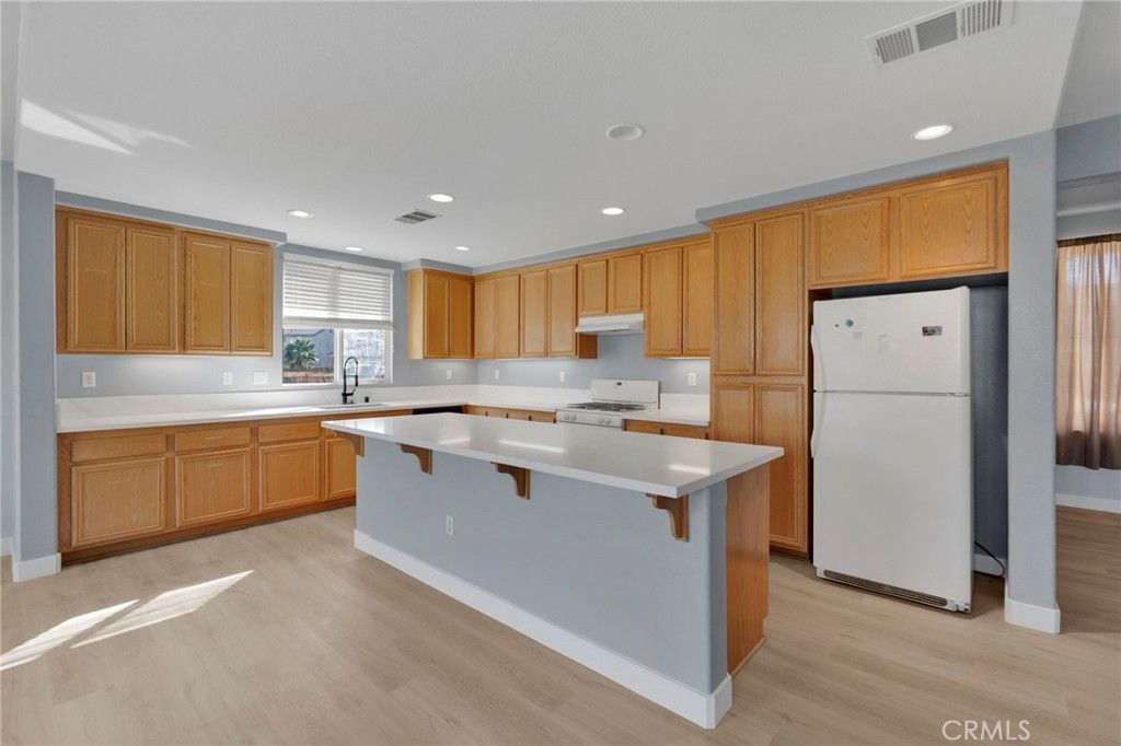 Image 12 of property listing at 13816 Grant Way, Oak Hills, CA 92344