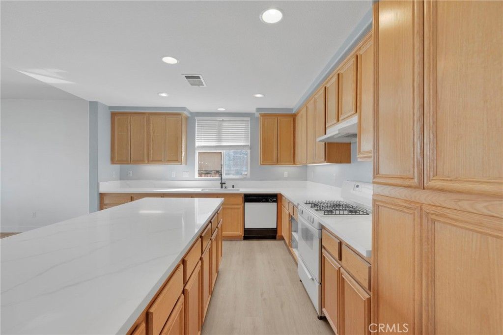 Image 13 of property listing at 13816 Grant Way, Oak Hills, CA 92344