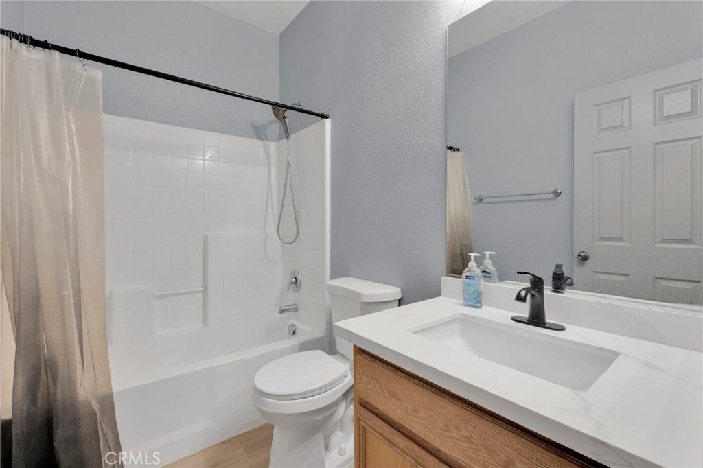 Image 18 of property listing at 13816 Grant Way, Oak Hills, CA 92344