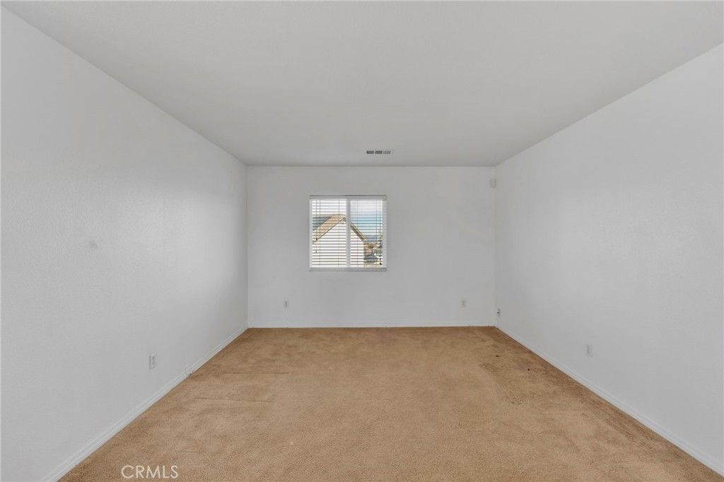 Image 20 of property listing at 13816 Grant Way, Oak Hills, CA 92344