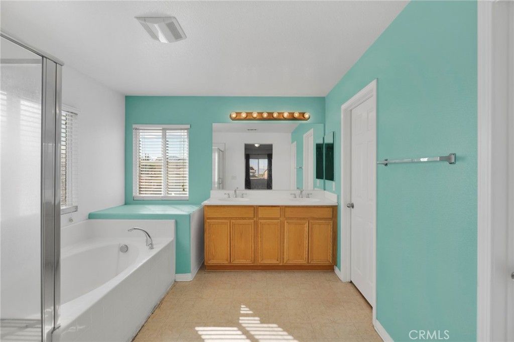 Image 24 of property listing at 13816 Grant Way, Oak Hills, CA 92344