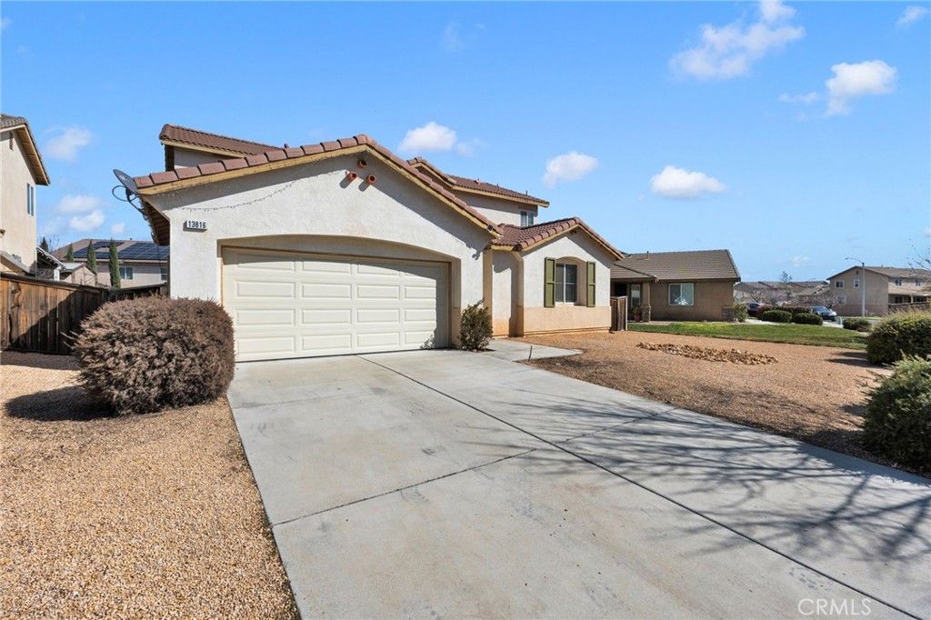 Image 3 of property listing at 13816 Grant Way, Oak Hills, CA 92344
