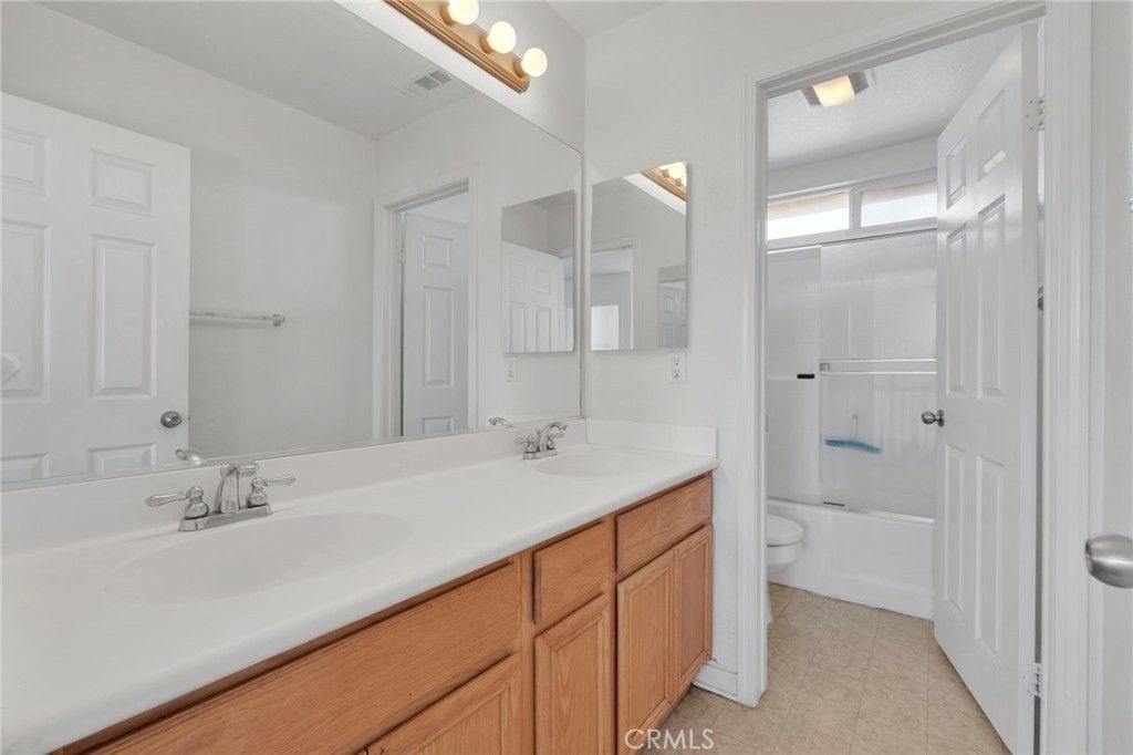 Image 31 of property listing at 13816 Grant Way, Oak Hills, CA 92344