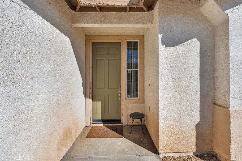 Image 4 of property listing at 13816 Grant Way, Oak Hills, CA 92344