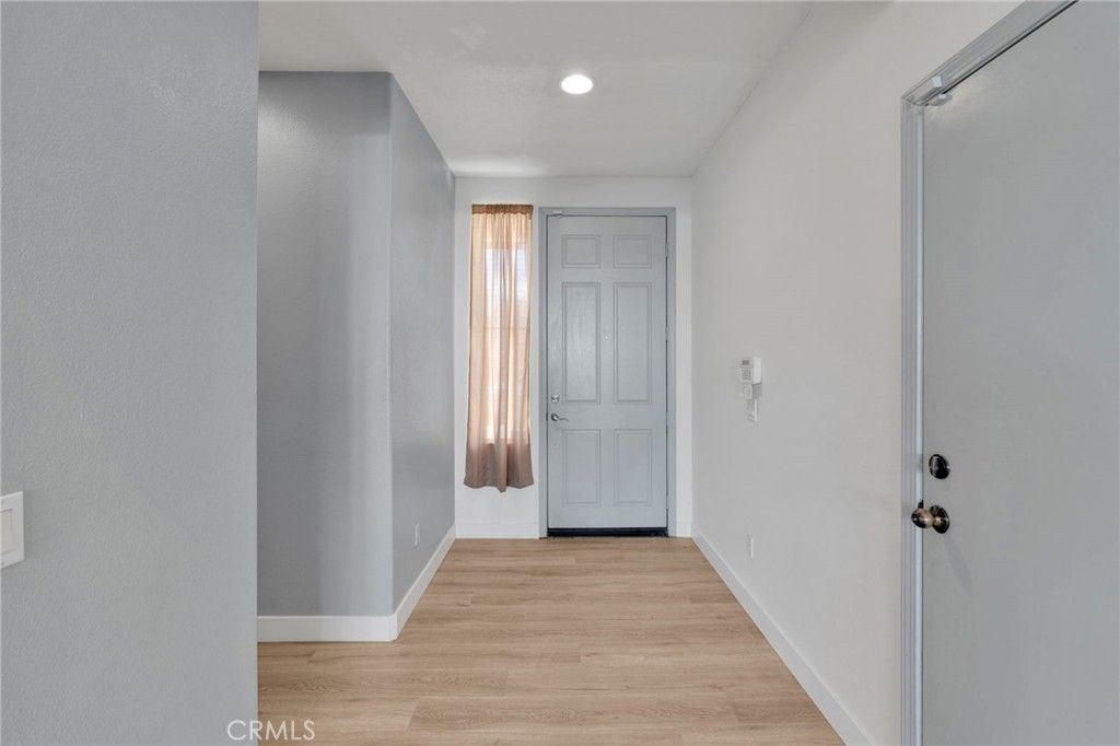 Image 5 of property listing at 13816 Grant Way, Oak Hills, CA 92344