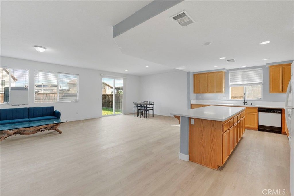 Image 6 of property listing at 13816 Grant Way, Oak Hills, CA 92344