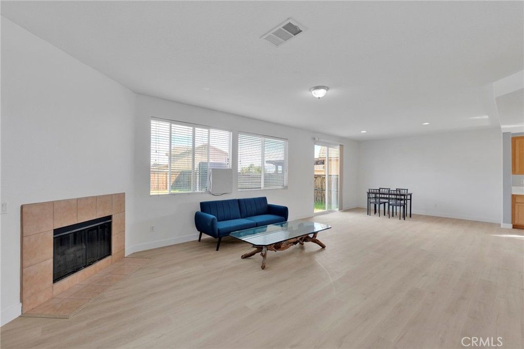 Image 7 of property listing at 13816 Grant Way, Oak Hills, CA 92344