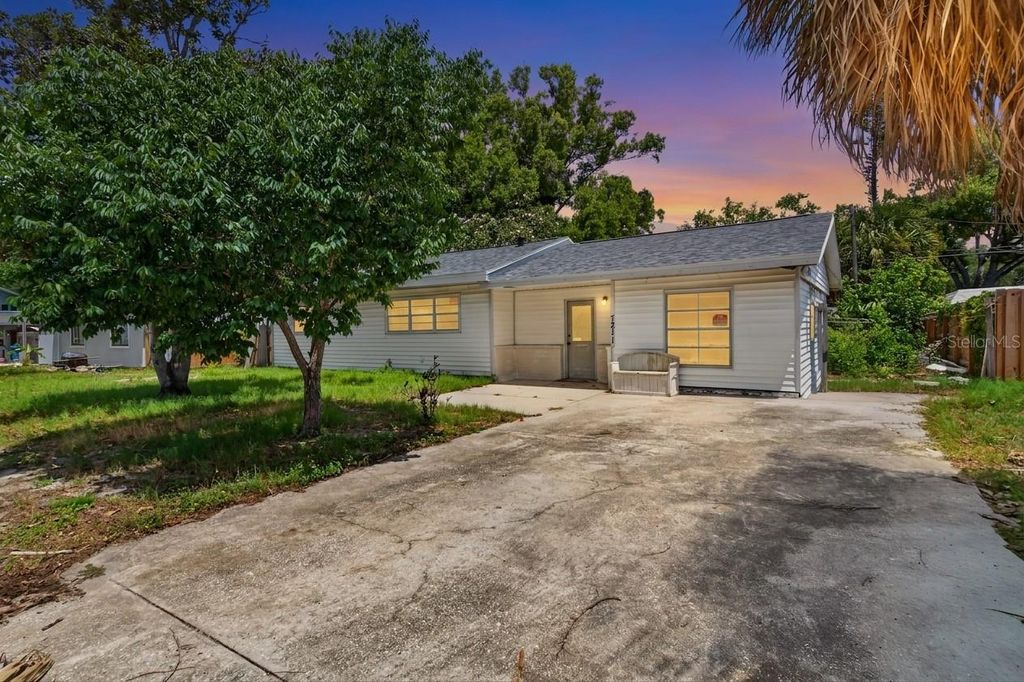 7211 LYNNWOOD AVENUE N, St Petersburg, FL 33710