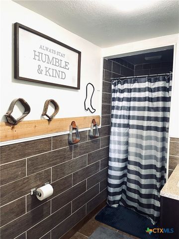 40 Cypress Valley Road, Cuero, TX 77954