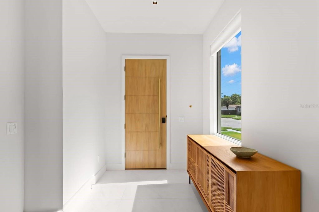 Image 3 of property listing at 5150 DARTMOUTH AVENUE N, St Petersburg, FL 33710