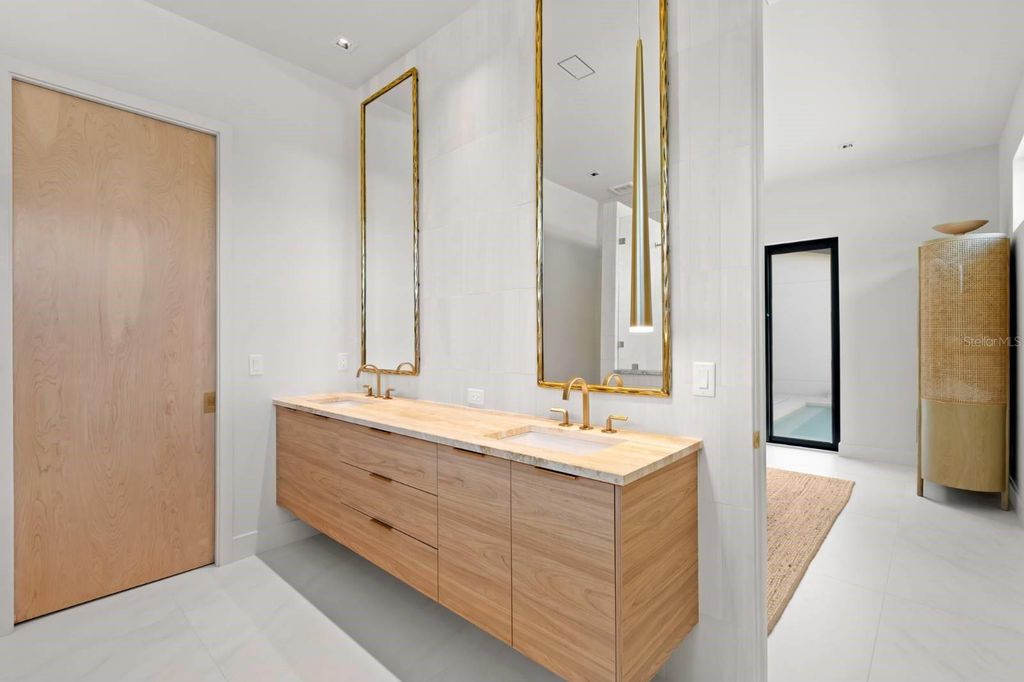 Image 8 of property listing at 5150 DARTMOUTH AVENUE N, St Petersburg, FL 33710