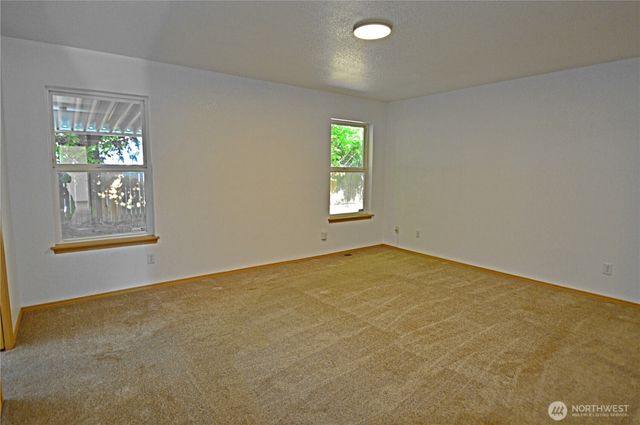 910 11th Street SE, Puyallup, WA 98372