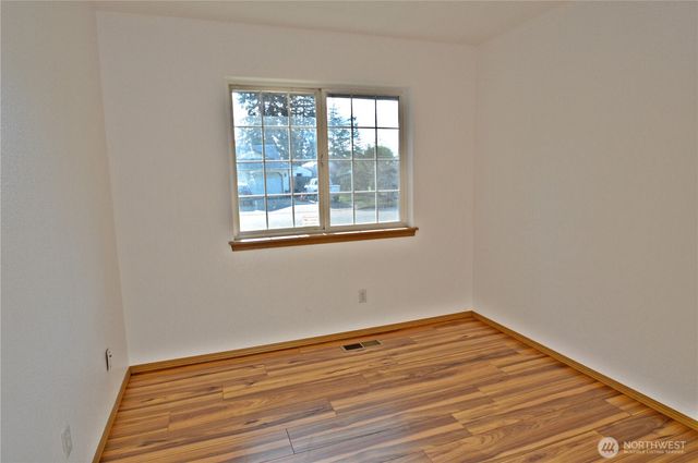 910 11th Street SE, Puyallup, WA 98372