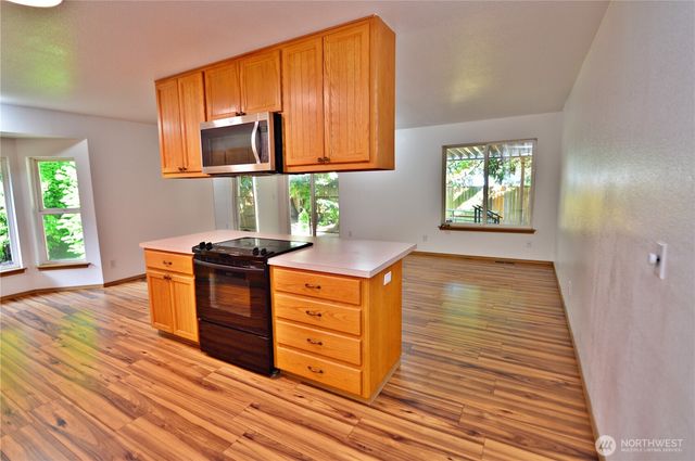 910 11th Street SE, Puyallup, WA 98372