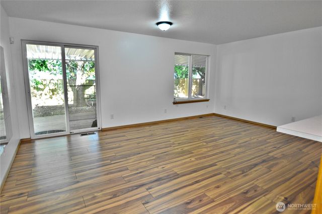 910 11th Street SE, Puyallup, WA 98372