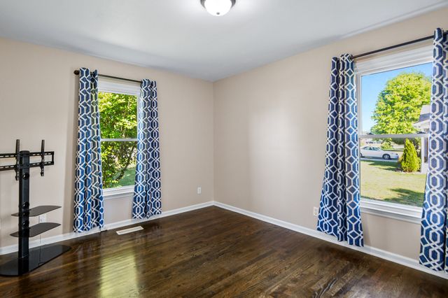 704 Redwood Cir, Columbia, TN 38401