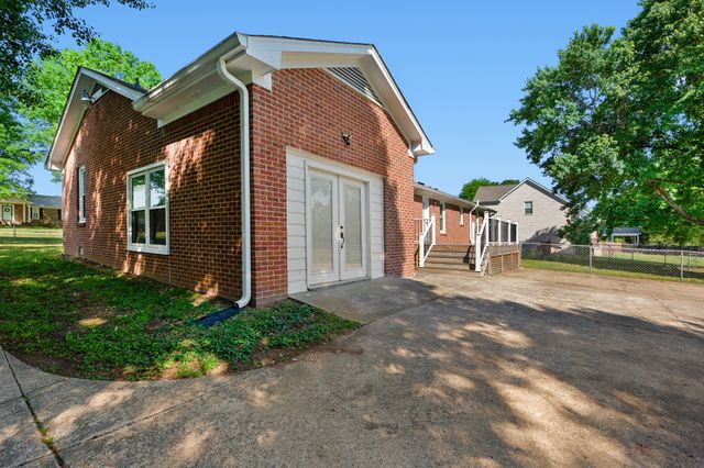 704 Redwood Cir, Columbia, TN 38401