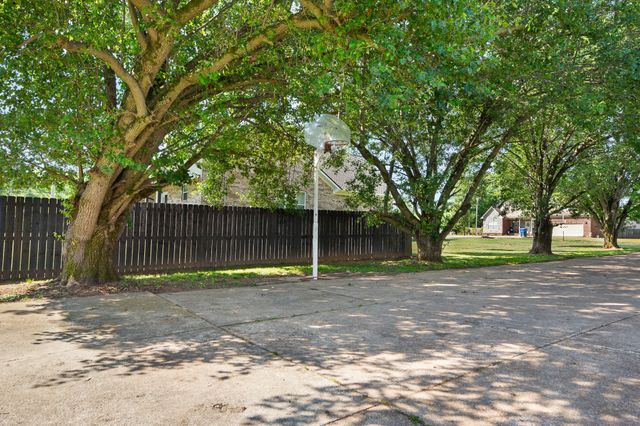 704 Redwood Cir, Columbia, TN 38401