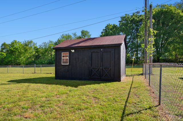 704 Redwood Cir, Columbia, TN 38401