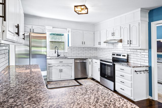 704 Redwood Cir, Columbia, TN 38401