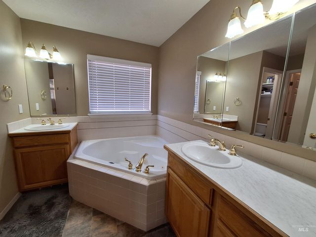 452 Bitterbrush Ave, Nampa, ID 83686