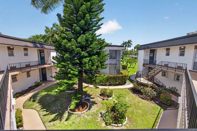 3 Greenway Vlg N 210, Royal Palm Beach, FL 33411