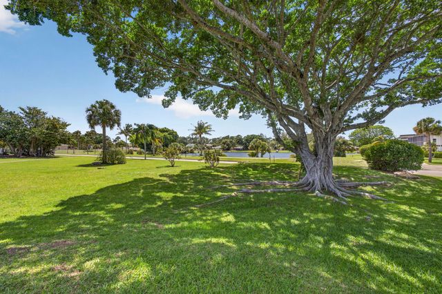 3 Greenway Vlg N 210, Royal Palm Beach, FL 33411