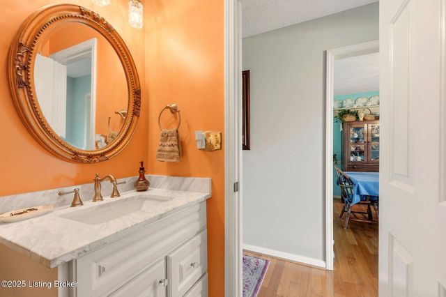 108 Gardiner Lake Rd, Louisville, KY 40205