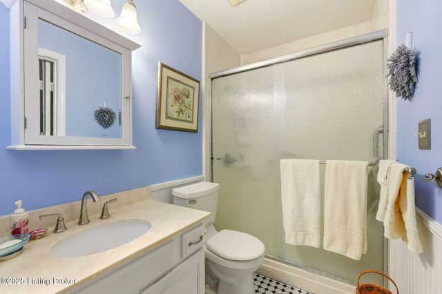 108 Gardiner Lake Rd, Louisville, KY 40205