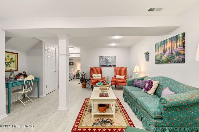 108 Gardiner Lake Rd, Louisville, KY 40205