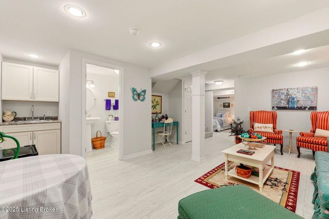 108 Gardiner Lake Rd, Louisville, KY 40205