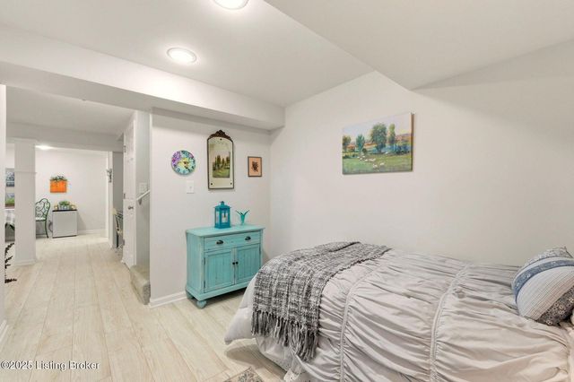 108 Gardiner Lake Rd, Louisville, KY 40205