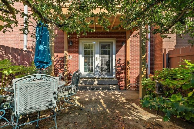 108 Gardiner Lake Rd, Louisville, KY 40205