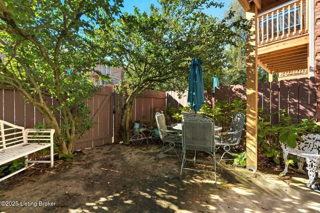 108 Gardiner Lake Rd, Louisville, KY 40205