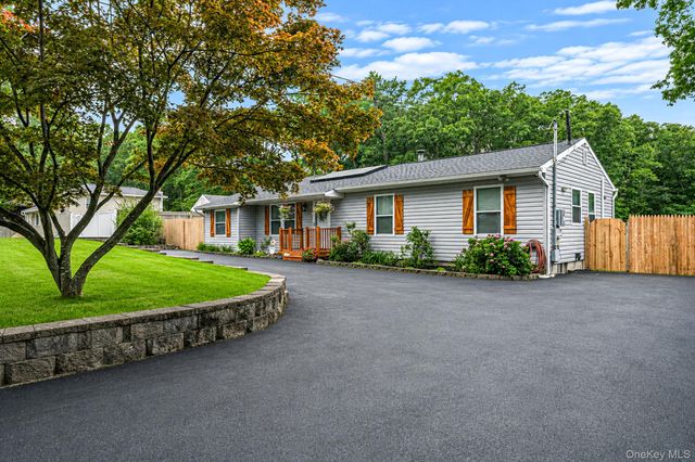 61 W End Avenue, Shirley, NY 11967