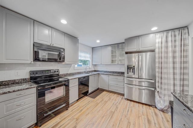 61 W End Avenue, Shirley, NY 11967