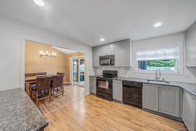 61 W End Avenue, Shirley, NY 11967