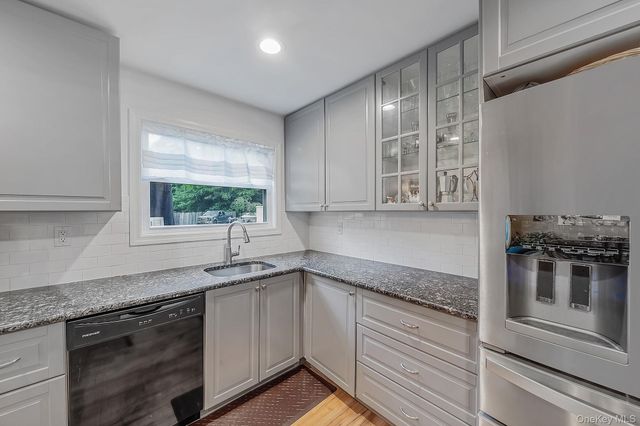 61 W End Avenue, Shirley, NY 11967