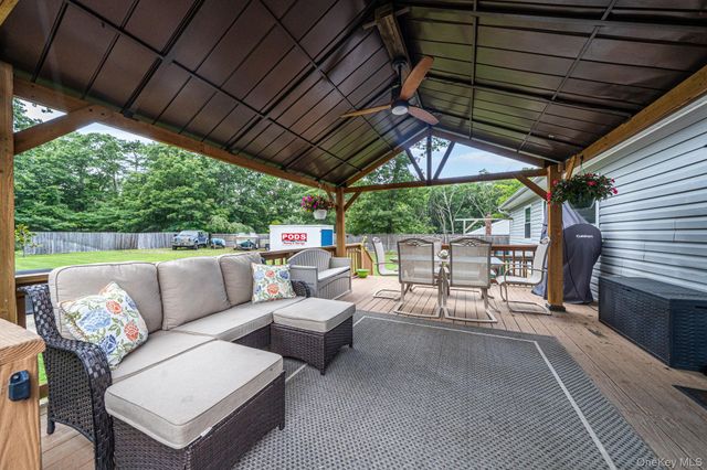 61 W End Avenue, Shirley, NY 11967