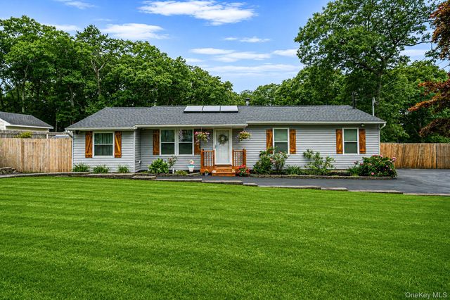 61 W End Avenue, Shirley, NY 11967