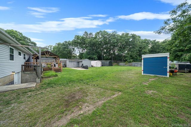 61 W End Avenue, Shirley, NY 11967
