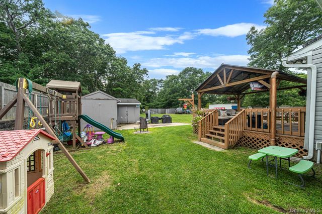 61 W End Avenue, Shirley, NY 11967