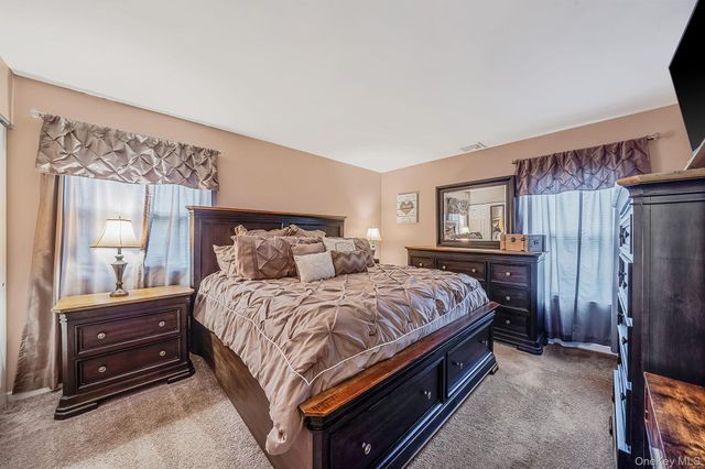 61 W End Avenue, Shirley, NY 11967