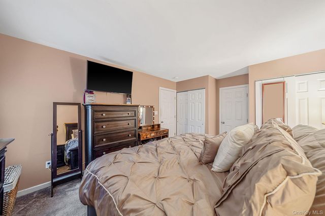 61 W End Avenue, Shirley, NY 11967