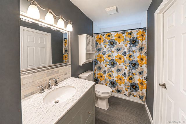 61 W End Avenue, Shirley, NY 11967