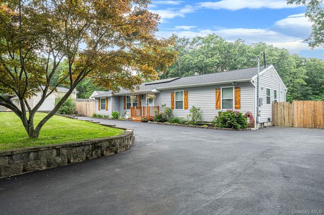 61 W End Avenue, Shirley, NY 11967