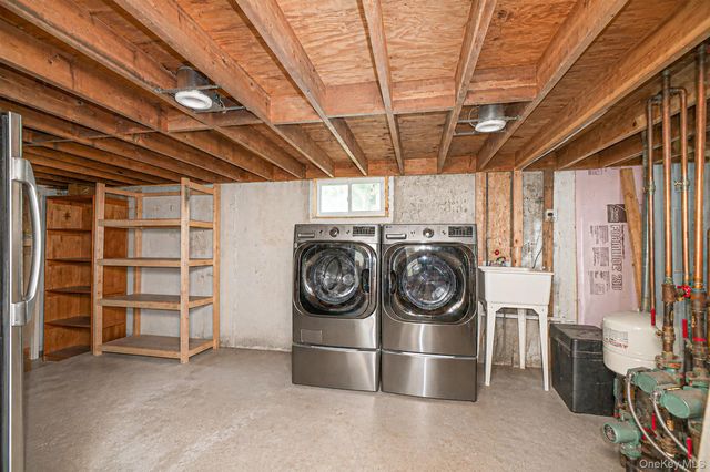 61 W End Avenue, Shirley, NY 11967